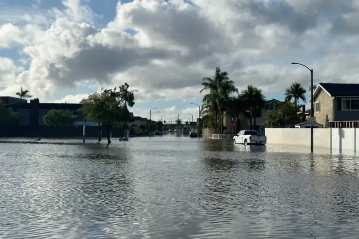 Южная Калифорния снова страдает от мощных ливней, вызывающих наводнения и оползни