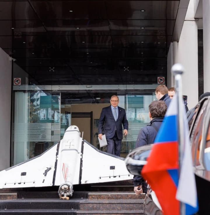 В МИД Молдовы послу рф вручили ноту протеста: к зданию ведомства принесли российский беспилотник