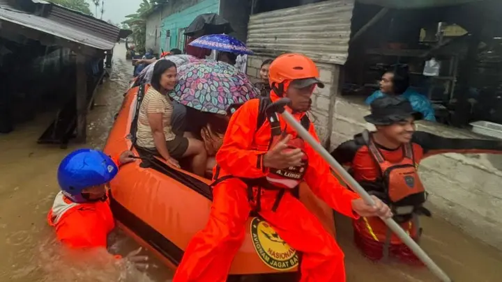 Heavy rains on Sumatra caused floods and landslides, 17 people died