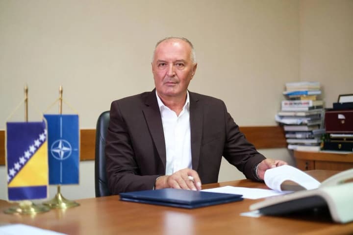 Босния и Герцеговина не разрешила самолету главы МИД Венгрии приземлиться: стала известна причина