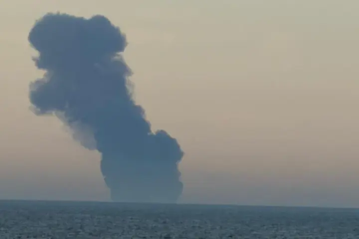 Туреччина заявила, що один з танкерів для російської нафти у Чорному морі після вибухів уражено вдруге