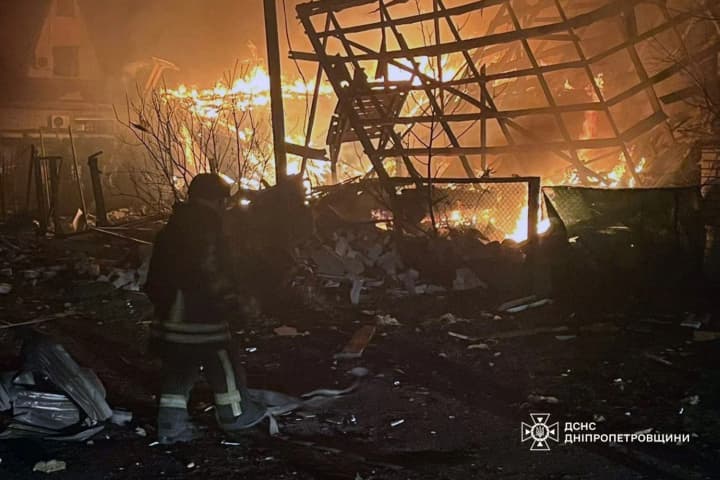 Нічні атаки на Дніпропетровщині: чотири райони під ударом, є поранені – ДСНС