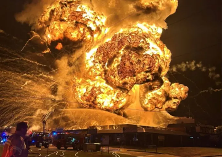 Огромный огненный взрыв произошел на свалке с химикатами в Сиднее