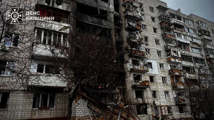 В Вышгороде полностью ликвидировали пожар в многоэтажке после атаки РФ: спасатели показали масштабы и последствия – ГСЧС