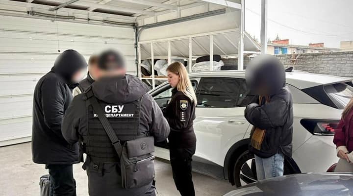 Организовали схему уклонения от военной службы за 10 000 долларов: в Днепре задержали врача и ее сына