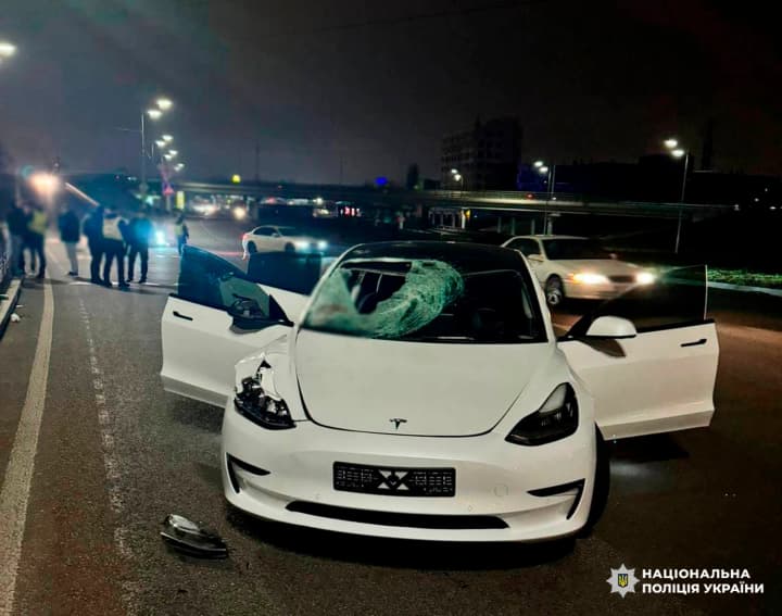 У Києві п’яний водій Tesla на переході на смерть збив 13-річну дівчинку: підозрюваного взяли під варту
