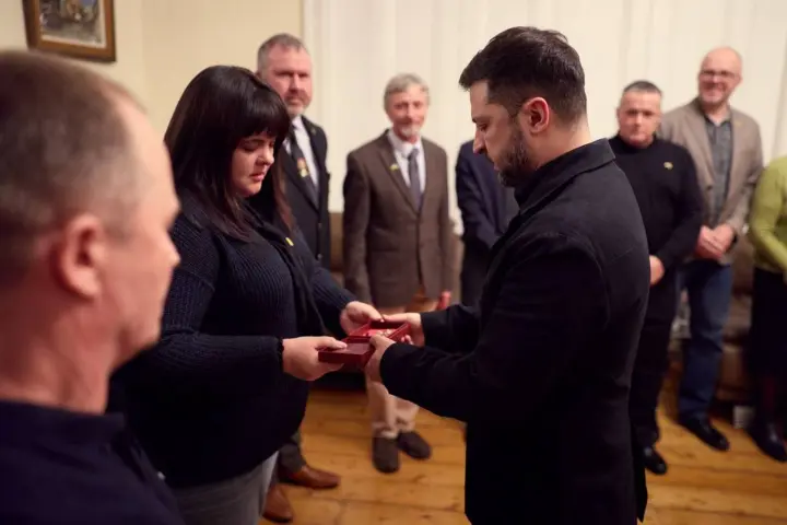 Зеленский передал награды родным ирландских добровольцев, погибших, защищая Украину