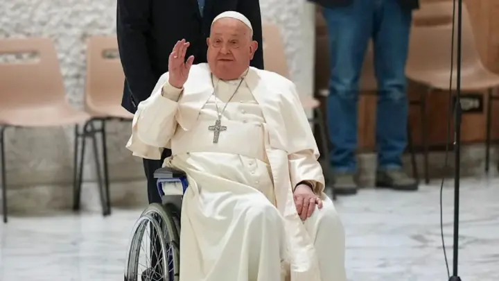 Папа Римський Франциск заповів гроші на купівлю машин швидкої допомоги Україні