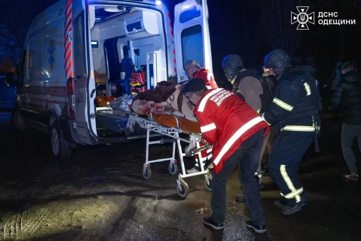 Россия атаковала Одессу беспилотниками: есть пострадавшие, произошел пожар на объекте энергоинфраструктуры