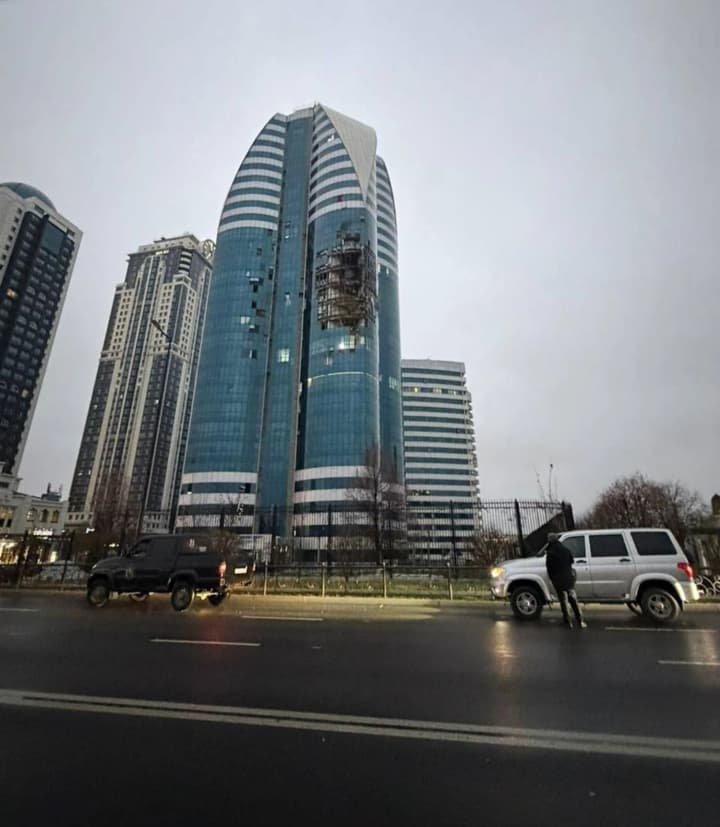 Дрон атакував хмарочос "грозний-Сіті" у чечні, зруйновано фасад верхніх поверхів