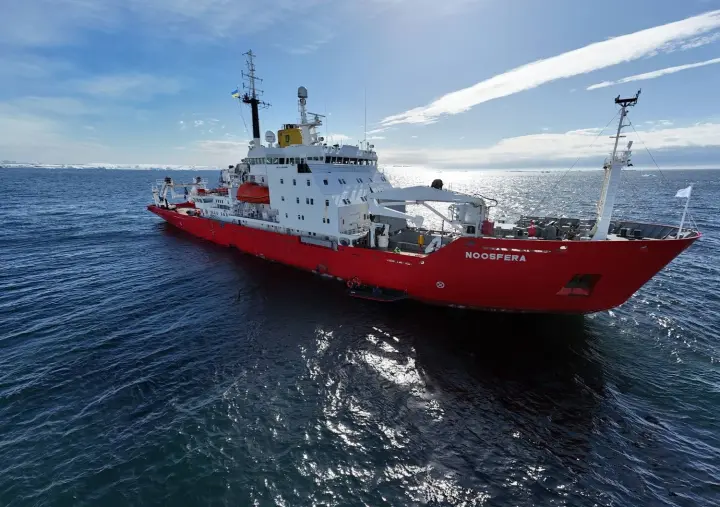 Український криголам "Ноосфера" доставив на антарктичну станцію "Вернадський" українську та мексиканську експедиції