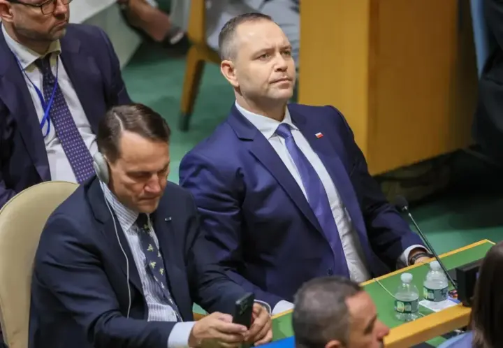 Сикорский назвал "отвратительными" требования Навроцкого к Украине об извинениях и благодарности, но предложил Зеленскому приехать