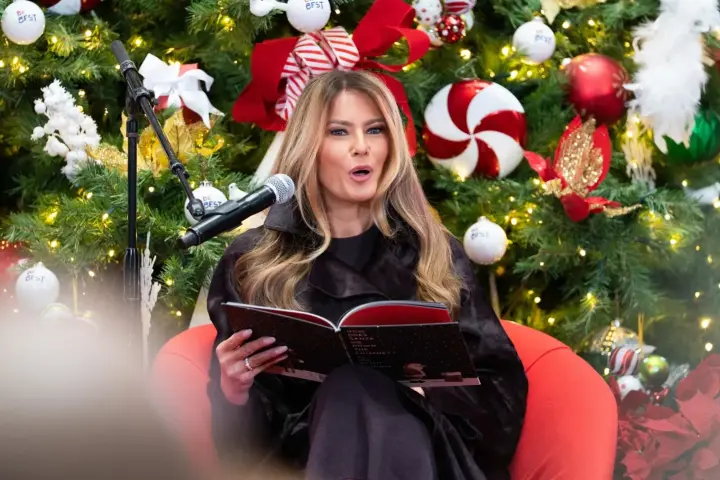 Melania Trump continued the Christmas tradition of US first ladies by visiting a children's hospital