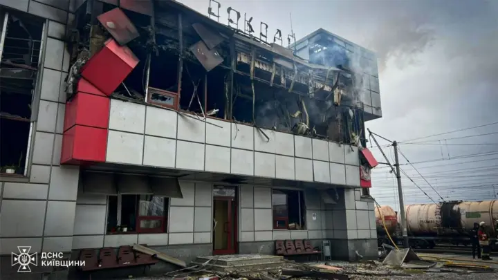 Максимально наближений до звичного графіка: рух поїздів через станцію Фастів відновили після нічної атаки рф 