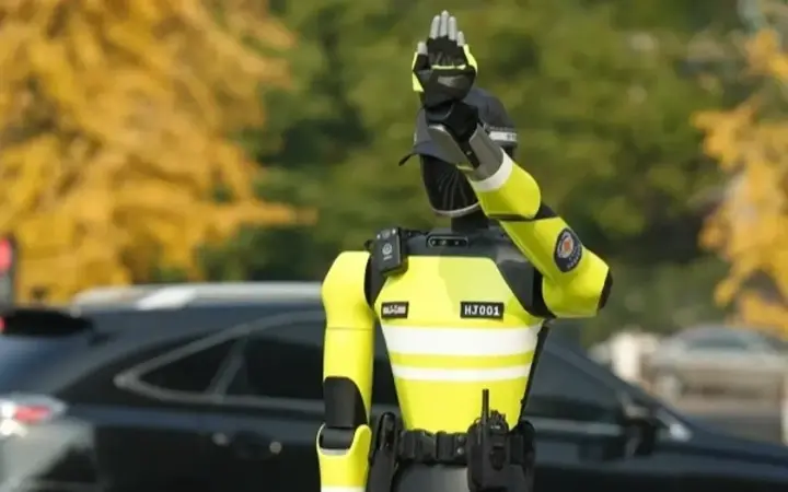 Робот-поліцейський заступив на службу в китайській провінції Чжецзян