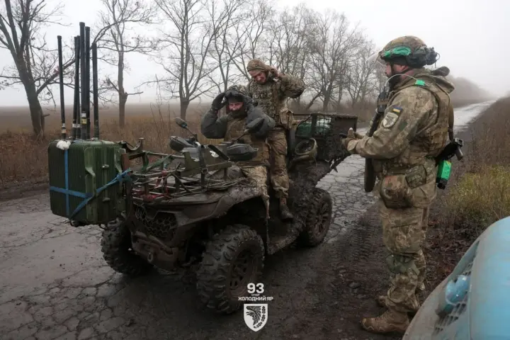 На фронті відбулось 93 бойові зіткнення: на яких напрямках ворог діє найактивніше