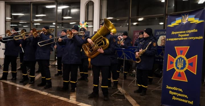 "Music that unites": The State Emergency Service Orchestra transformed Kyiv's "Zoloti Vorota" metro station into a Christmas hall