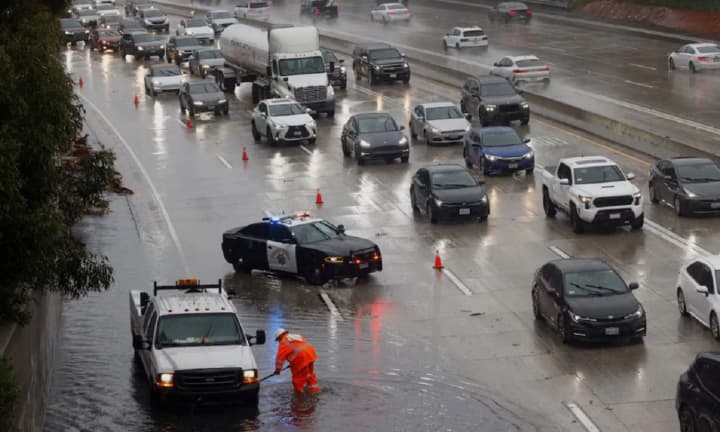"Веселого Рождества": Южную Калифорнию накрыли проливные дожди, вызвав масштабные наводнения