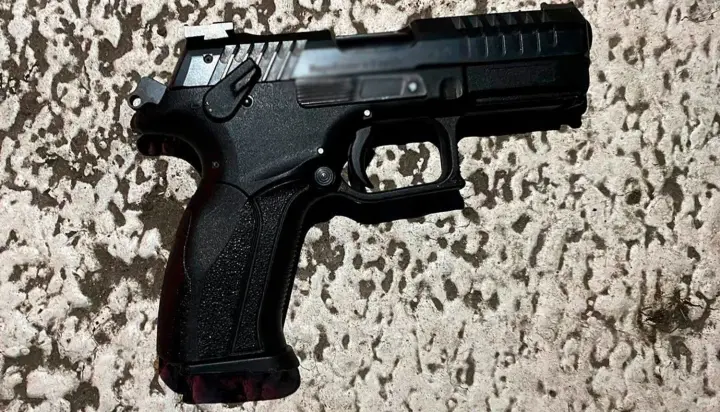 Погрожували пістолетом таксисту та змушували виконувати вказівки: двом чоловікам у Києві повідомили про підозру