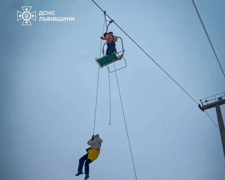 63 застряглих туристів уже зняли з підйомника у Карпатах: показали кадри порятунку