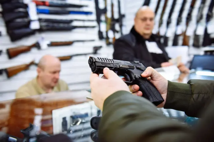 Українці згенерували понад пів мільйона дозволів на зброю через Дію - МВС