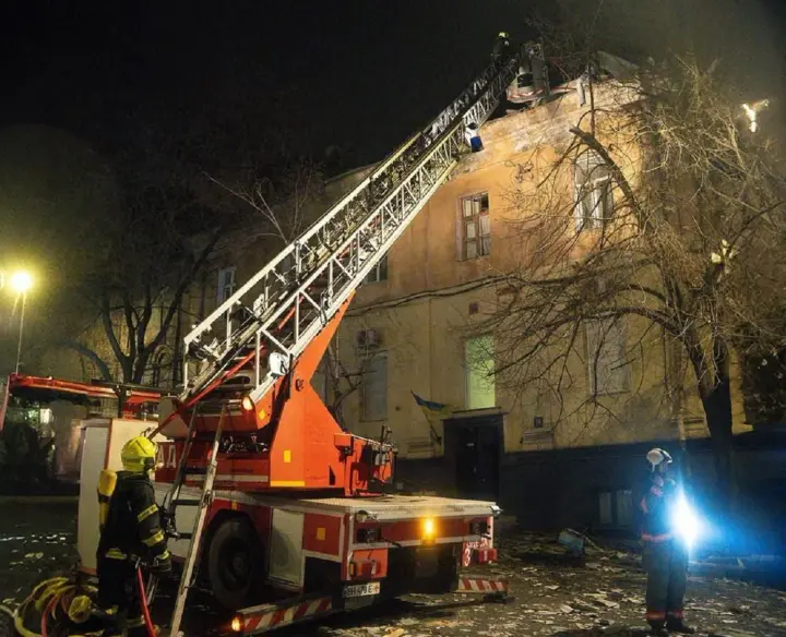 Рятувальники показали наслідки атаки на Одесу 27 грудня: пошкоджено ліцей та будинок