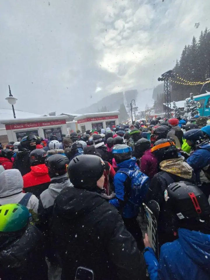У Буковелі відкрили лижний сезон: через наплив туристів утворились черги та затори