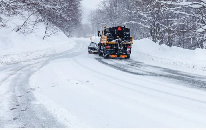 Місцями випало до 30 см снігу: у шести областях засніжені дороги, є перекриття траси та ускладнення руху