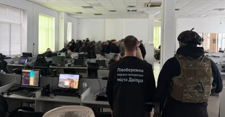 У Дніпрі припинено діяльність шахрайського кол-центру на 100 робочих місць