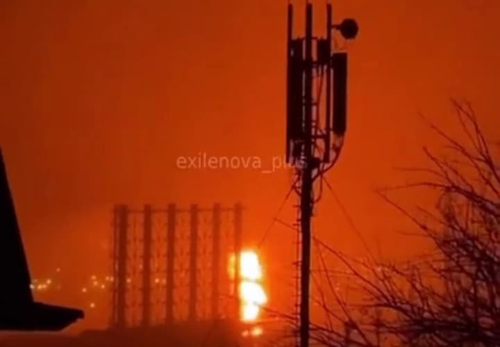 В краснодарском крае рф взрывы: горит ключевой узел первичной переработки нефти на местном НПЗ