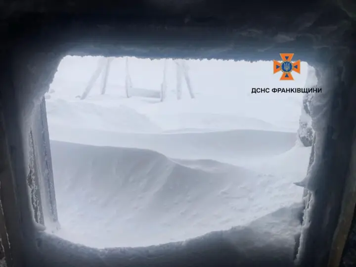 В Карпатах намело более метра снега и держится 18-градусный мороз: спасатели предупредили туристов