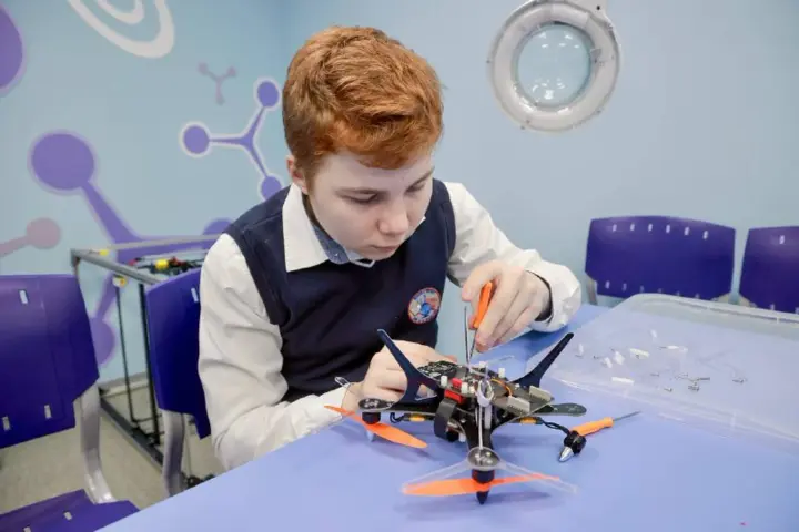 “Дід Мороз” на танках, керування дронами та вогнепальна зброя: у росії мілітаризовують дітей