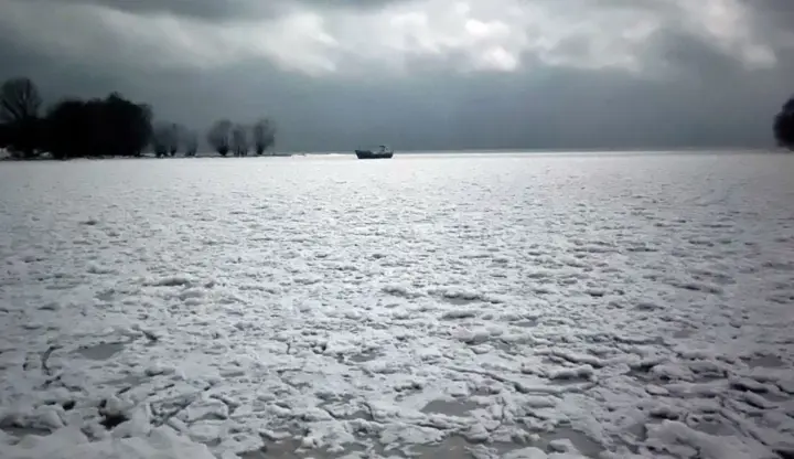 Boat stuck in Dnipro ice, one man fell through: three people rescued in Poltava region