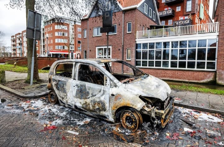 "Насильственные новогодние празднования": полиция Нидерландов задержала 250 человек