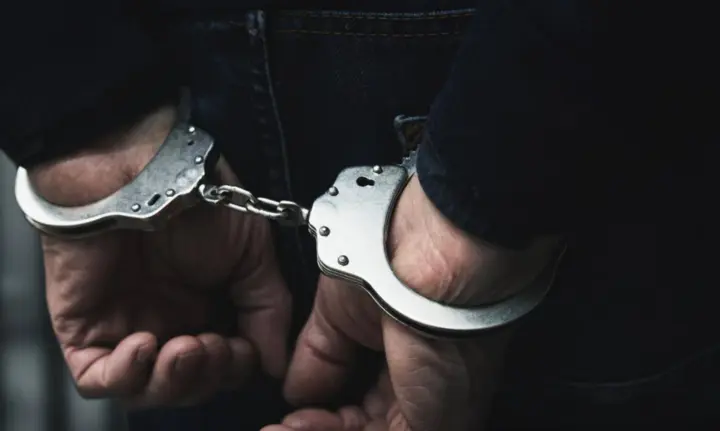 Изнасиловал 13-летнюю девочку, пока ее мать была на родах в больнице: в Винницкой области взяли под стражу подозреваемого