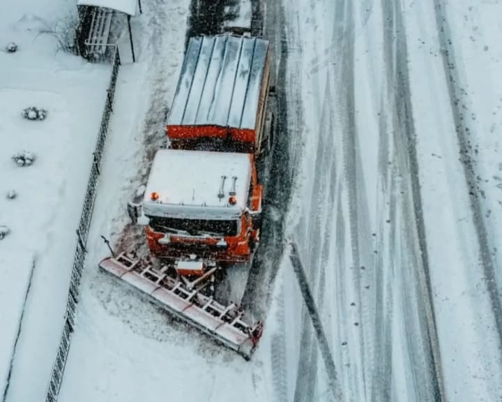 Snow in five regions, up to 8 cm in places, but main roads are passable - road workers
