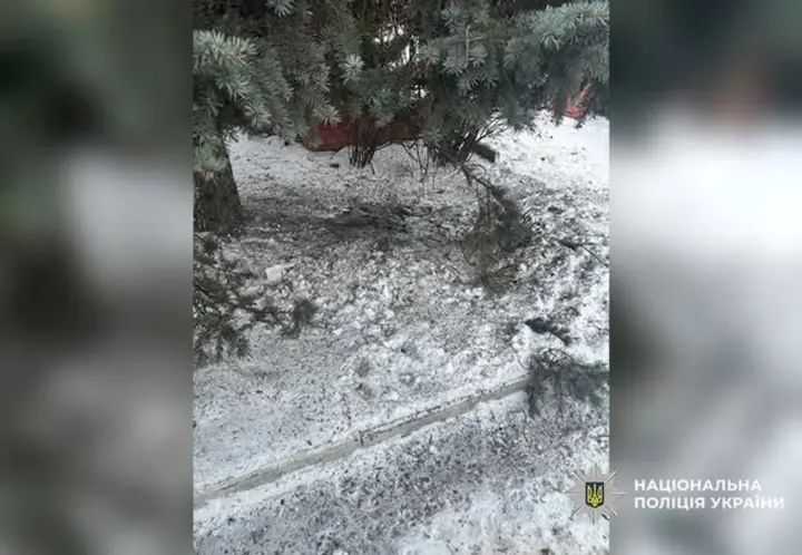 В Полтаве мужчина бросил гранату на улице: его задержали, от взрыва повреждены автомобили