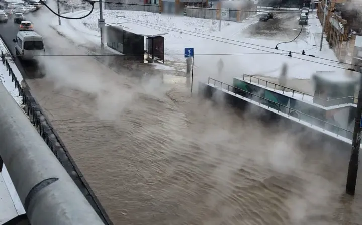 Аварія тепломережі у Києві 2 січня: рух транспорту на проспекті Лобановського ускладнено