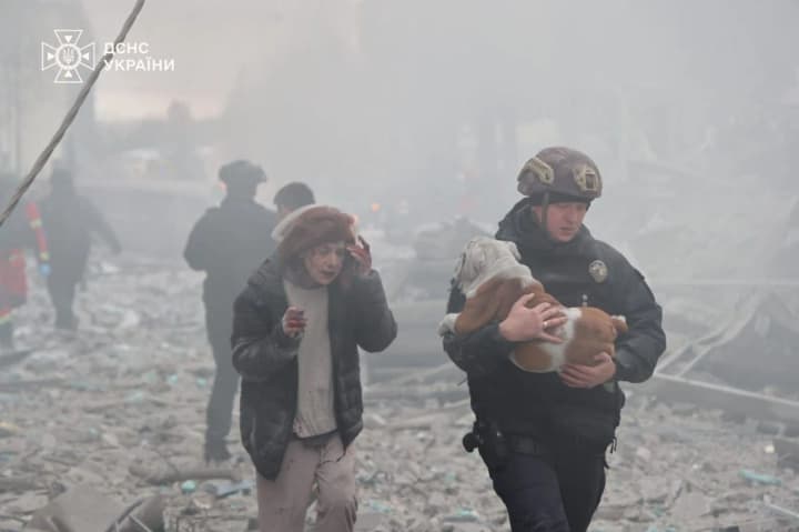 Из-за ракетного удара рф по Харькову есть разрушения торгового центра: ГСЧС показала новые кадры последствий