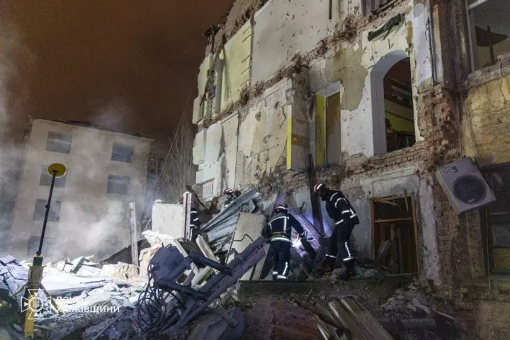 Число жертв российского удара по Харькову возросло до двух: под завалами нашли женщину