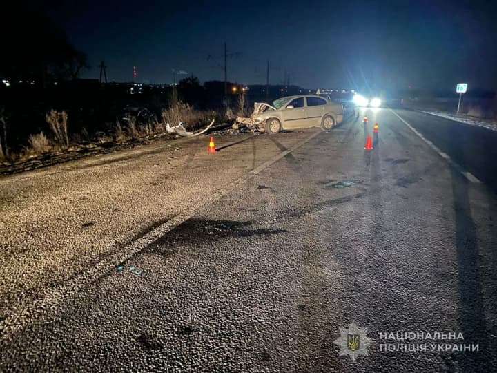 На Волыни водитель BMW столкнулась с автомобилем на встречной полосе, четыре человека в больнице - полиция
