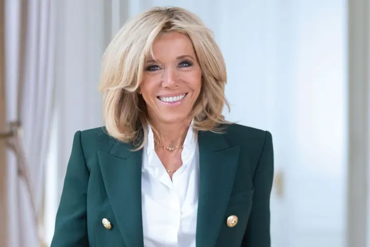 Парижский суд признал 10 человек виновными в кибербуллинге первой леди Франции Брижит Макрон