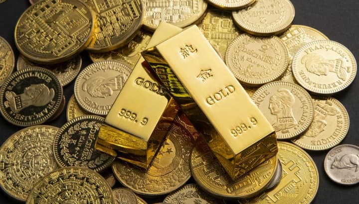 Золото стабилизировалось на рекордном уровне: рынок ожидает данные из США и последствия событий в Венесуэле