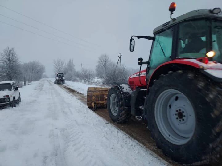Snowfalls rage in seven regions, truck restrictions introduced in another region, but lifted in Prykarpattia