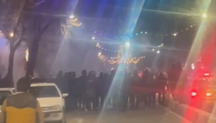Protests continue to spread in Iran: Media report violent clashes between protesters and security forces