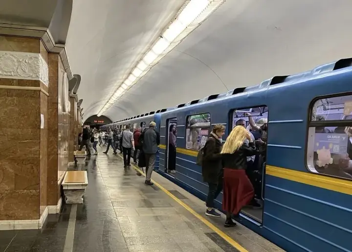 Рух поїздів метро на "червоній" лінії в Києві змінено через складну енергетичну ситуацію