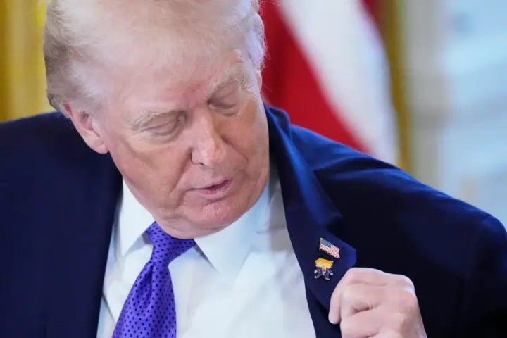 Трамп появился на публике со значком "Счастливый Трамп", но отрицал, что он счастлив