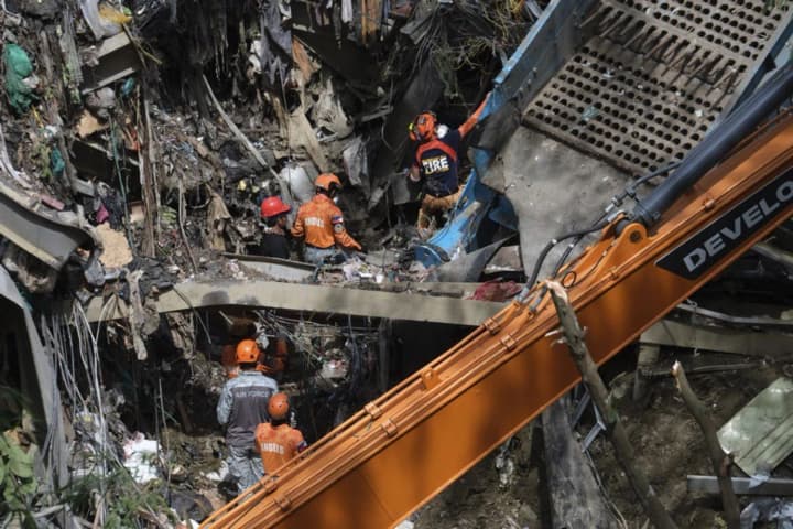 Спасатели ищут десятки людей, пропавших без вести после оползня на свалке на Филиппинах