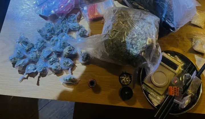 Прикрасив ялинку наркотиками: у Києві іноземцю повідомили про підозру у збуті психотропів