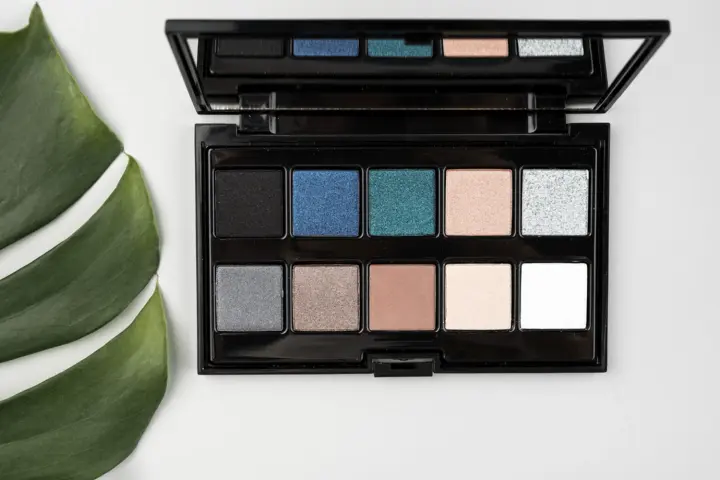 Як обрати ідеальні тіні для повік: текстури, відтінки та ефект на шкірі
